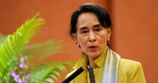 باريس تهدد بسحب لقب "مواطنة الشرف" من الزعيمة البورمية