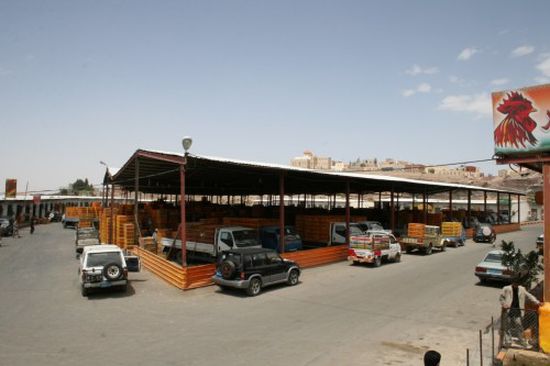 إغلاق السوق المركزي للدواجن والمحلات.. هكذا تبتز المليشيا تجار صنعاء