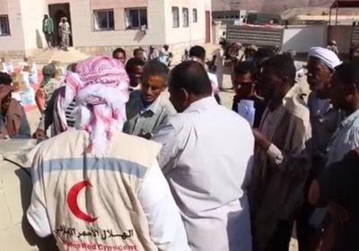 الهلال الأحمر الإماراتي يواصل توزيع المساعدات على القرى النائية بحضرموت