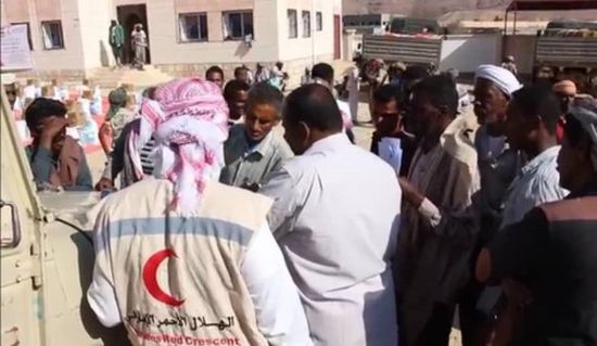 الهلال الأحمر الإماراتي يواصل توزيع المساعدات على القرى النائية بحضرموت