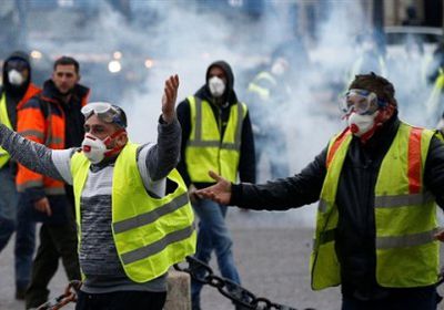 فساتين الزفاف تشارك في تظاهرات فرنسا بـ "السترات الصفراء"