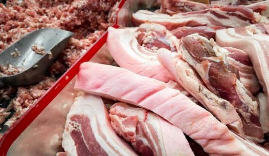 ضبط شخصان يبيعان لحم الخنزير للمواطنين بالكويت