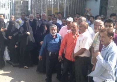 بعد تجاهل الحكومة.. موظفو عدن خارج نطاق الأعمال الخدمية بإضراب شامل