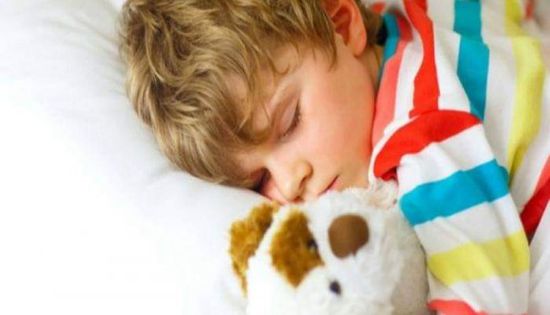 خبراء يحددون الوقت الأمثل لنوم الأطفال