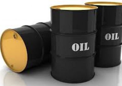 النفط يرتفع 4% وتوقعات بخفض الإمدادات