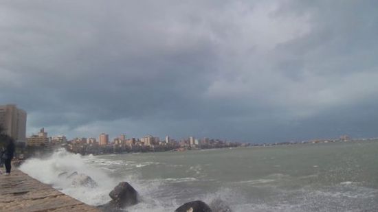 السيول تودي بحياة شخص وغلق ميناءين جرّاء سوء الطقس في مصر