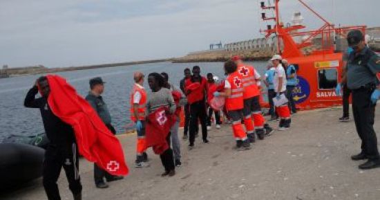 مصرع 15 مهاجرًا ونجاة 10 آخرين بعد غرق قاربهم قبالة سواحل ليبيا 