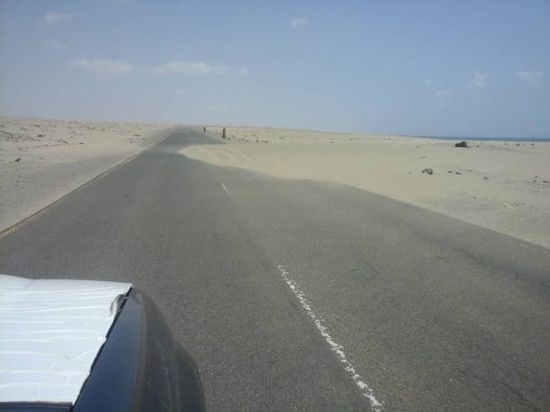 الرمال تغزو الطريق الساحلي بين محافظتي عدن ولحج (صور)
