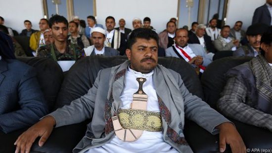 الحوثي يهدد بإغلاق مطار صنعاء