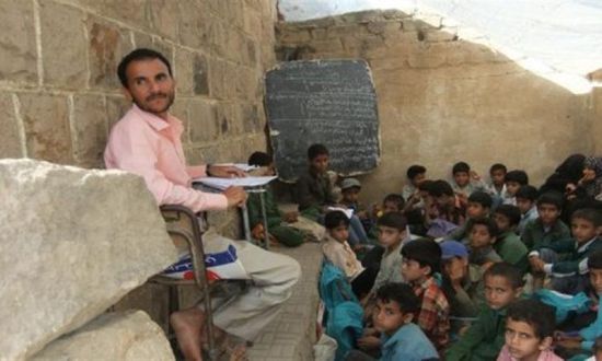 معلمو المحافظات الخاضعة للحوثيين يعانون لهذا السبب