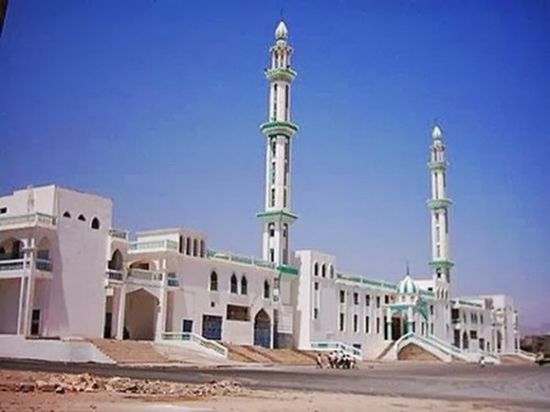 خطيب مسجد بالمكلا يحذر من القنوات المأجورة ضد التحالف