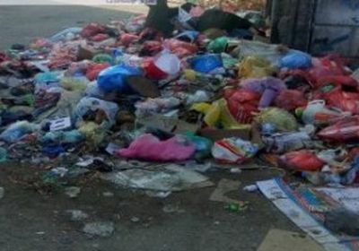 وسط صمت السلطة المحلية.. شوارع عدن تعاني من انتشار القمامة