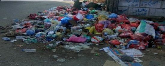 وسط صمت السلطة المحلية.. شوارع عدن تعاني من انتشار القمامة