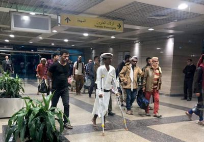 بدعم إمارتي.. وصول ١٢٣ جريحا يمنيا إلى مطار القاهرة لتلقي العلاج "صور"