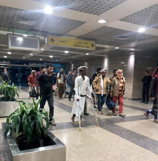 بدعم إمارتي.. وصول ١٢٣ جريحا يمنيا إلى مطار القاهرة لتلقي العلاج "صور"