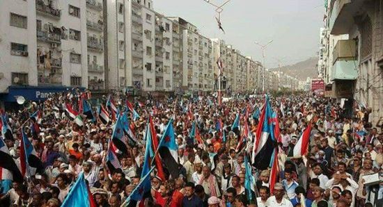 صحافي: الجنوبيون كسروا الحوثيين.. وسيحجمونهم سياسيًا