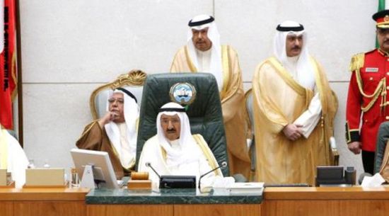 أمير الكويت يطالب بضرورة حل الأزمة اليمنية عبر الآلية الخليجية