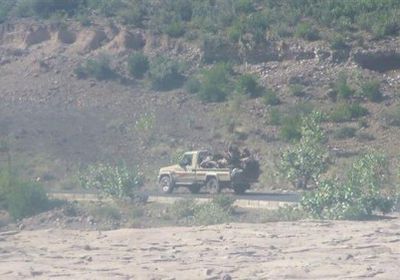 مدفعية اللواء 30 مدرع تستهدف دبابة للمليشيات بمدرية بعدان