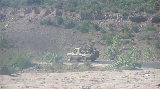 مدفعية اللواء 30 مدرع تستهدف دبابة للمليشيات بمدرية بعدان