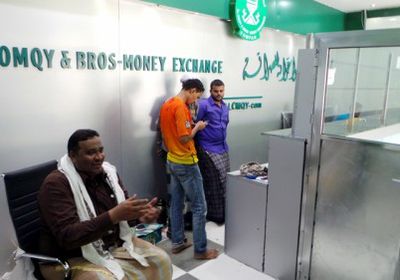 مصرف العمقي يعلق على إغلاق ١٠ من فروعه بعدن
