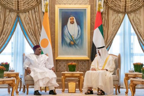 بن زايد يستقبل رئيس النيجر في قصر الرئاسة
