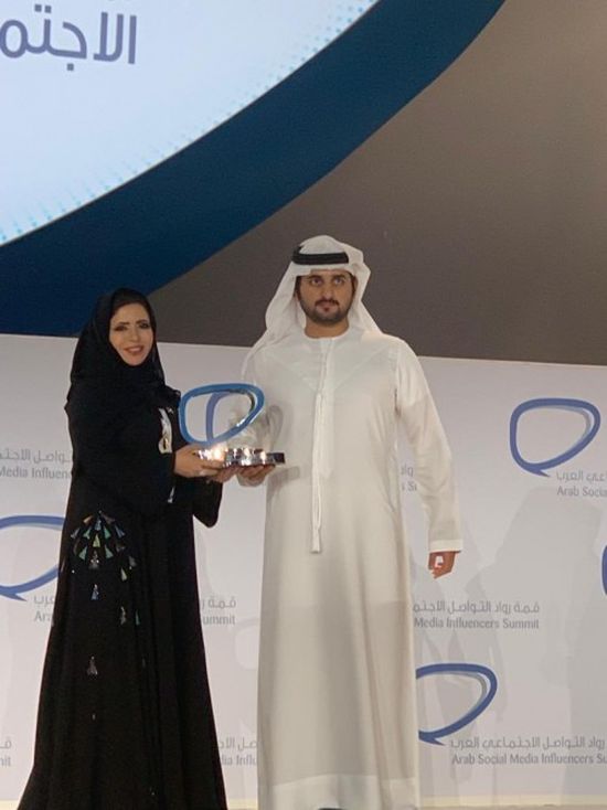 الكتبي تتسلم جائزة رواد التواصل الاجتماعي لمركز الإمارات