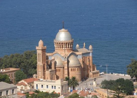 الجزائر تحسم الجدل حول حقيقة إغلاق الكنائس (تفاصيل)