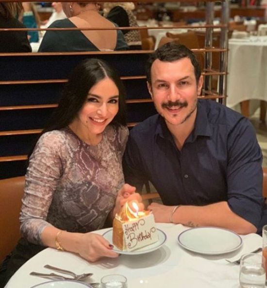 في دبي.. السوري باسل خياط يحتفل بعيد ميلاد زوجته