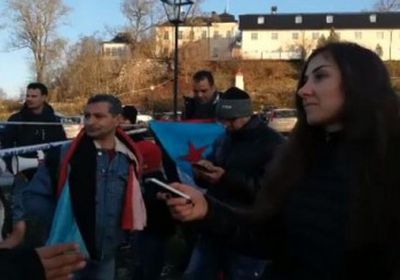 مهاجرون جنوبيون يتظاهرون أمام مقر مشاورات السويد (تفاصيل)
