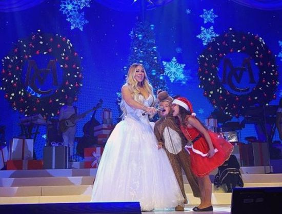 النجمة ماريا كاري تشارك أطفالها الغناء بمناسبة الكريسماس