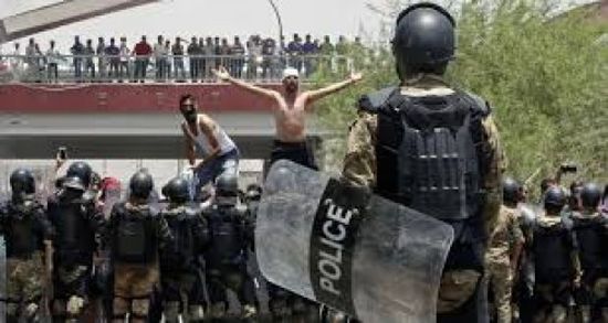 الشرطة العراقية تفرق مظاهرة بالرصاص الحي بالبصرة 