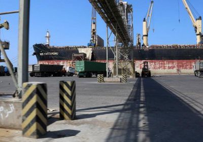 في 3 أسابيع.. الانقلابيون ينهبون ميناء الحديدة