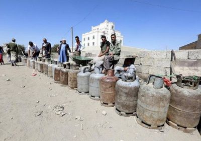 أزمة غاز منزلي تضرب صنعاء.. المليشيا تٌنعش السوق السوداء لنهب المواطنين