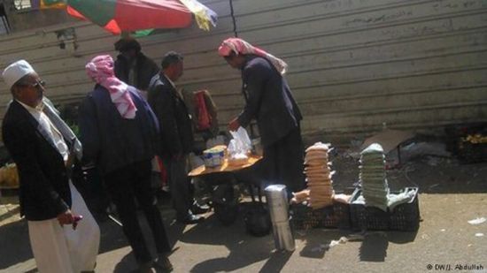 الحوثيون يبيعون المساعدات الغذائية في أسواق صنعاء (شاهد)