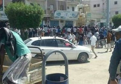 مسلح يهدد بتفجير نفسه في ظروف غامضة بالمكلا