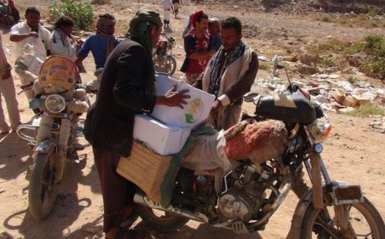 مركز الملك سلمان يُقدم مساعدات للنازحين بحجة والضالع (صور) 