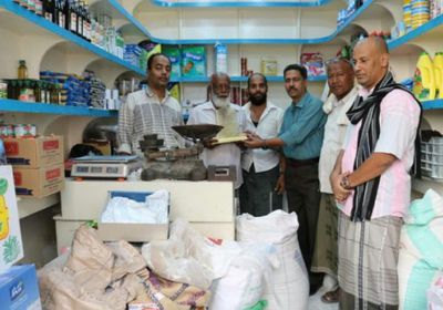 تكريم محال تجارية تبيع المواد الغذائية بأسعار مخفضة في حضرموت