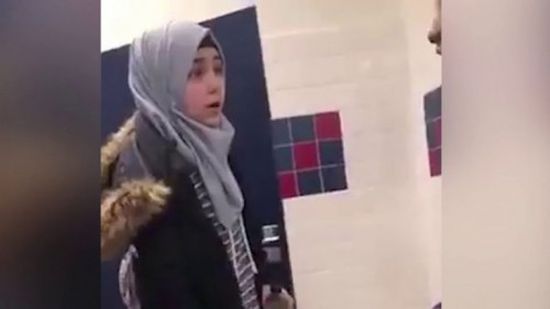 طالبة أمريكية تعتدي بالضرب على لاجئة سورية محجبة
