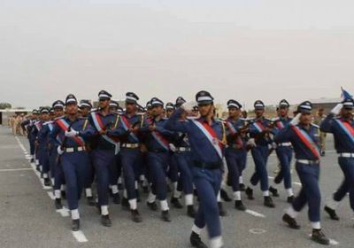 خريجو الكلية العسكرية جامعيين بعدن يطالبون الرئيس هادي بمستحقاتهم (تفاصيل)