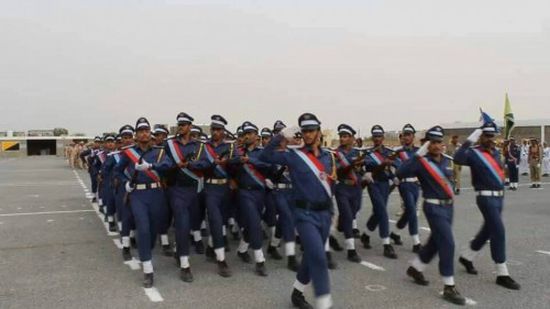 خريجو الكلية العسكرية جامعيين بعدن يطالبون الرئيس هادي بمستحقاتهم (تفاصيل)