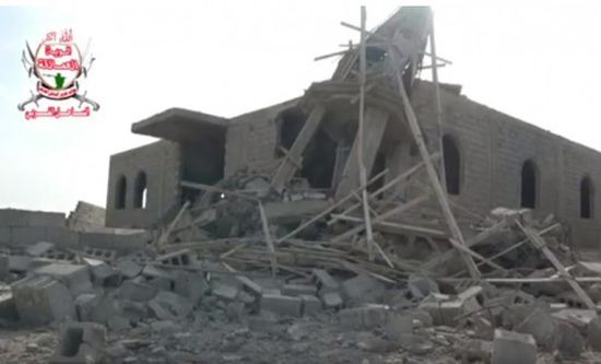 مليشيا الحوثي تقصف أحد مساجد الحديدة (فيديو)