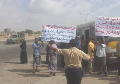 عمال مؤسسة الطرق والجسور بعدن يتظاهرون ضد الحكومة 
