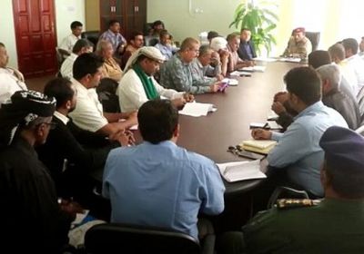 محافظ أبين: مؤسسات الكهرباء والمياه والاتصالات أصبحت مرتعا للفساد 