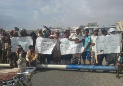 مواطنون بأحور يقطعون الطريق الدولي الرابط بين حضرموت وأبين (تفاصيل)