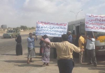 وقفة احتجاجية لعمال «الطرق والجسور» في عدن
