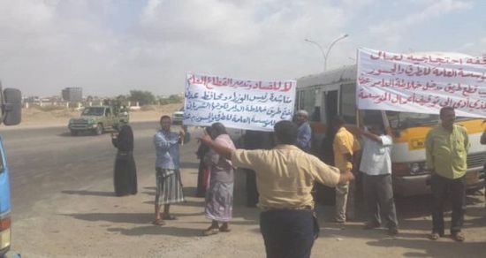 وقفة احتجاجية لعمال «الطرق والجسور» في عدن