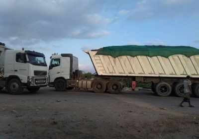 الحزام الأمني بأبين ينهي الجدل حول احتجاز شاحنات الأسمنت 