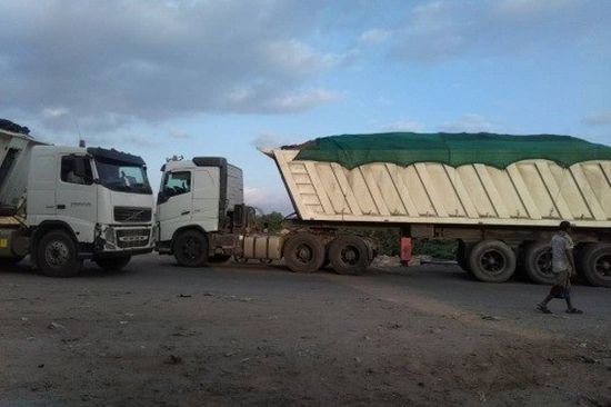 الحزام الأمني بأبين ينهي الجدل حول احتجاز شاحنات الأسمنت 