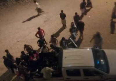 مصرع طفل وإصابة 20 في انفجار قنبلة بمدينة الشحر