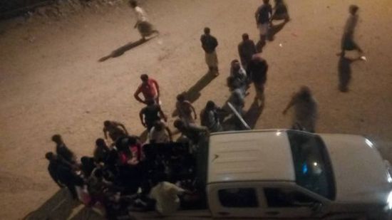 مصرع طفل وإصابة 20 في انفجار قنبلة بمدينة الشحر